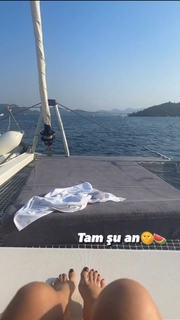 Simge Sagin feet photo thumbnail