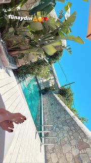 Simge Sagin feet photo thumbnail