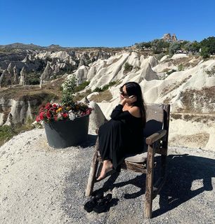 Simge Sagin feet photo thumbnail