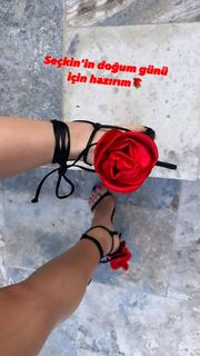 Simge Sagin feet photo thumbnail