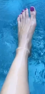 Simge Sagin feet photo thumbnail