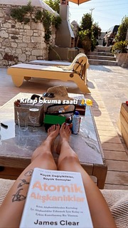 Simge Sagin feet photo thumbnail