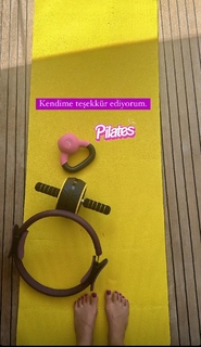 Simge Sagin feet photo thumbnail