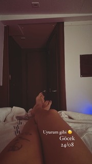 Simge Sagin feet photo thumbnail