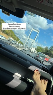 Simge Sagin feet photo thumbnail