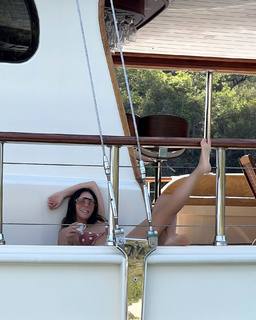 Simge Sagin feet photo thumbnail