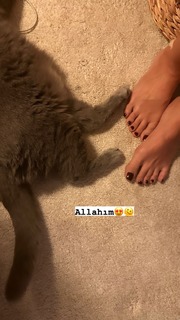 Simge Sagin feet photo thumbnail