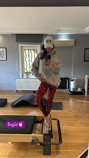 Simge Sagin feet photo thumbnail