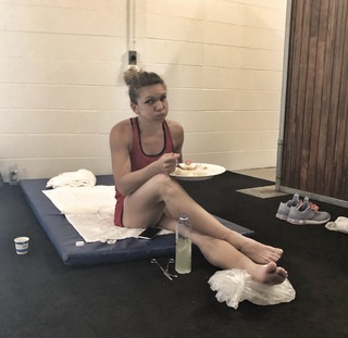 Simona Halep feet photo thumbnail