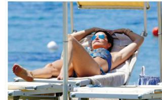 Simona Ventura feet photo thumbnail