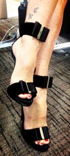 Simona Ventura feet photo thumbnail