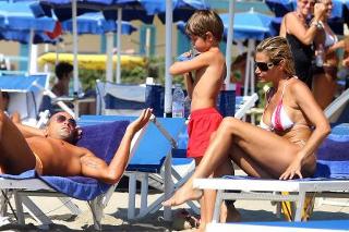 Simona Ventura feet photo thumbnail
