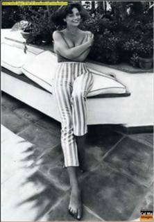 Simona Ventura feet photo thumbnail