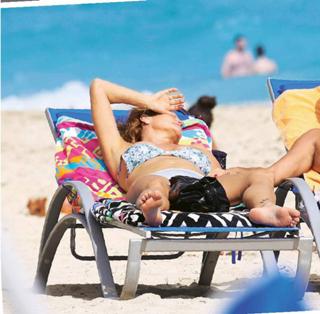 Simona Ventura feet photo thumbnail