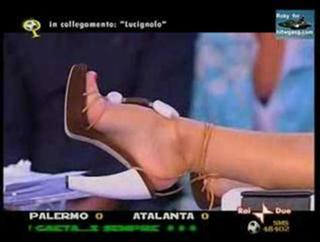 Simona Ventura feet photo thumbnail