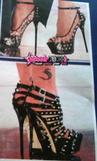 Simona Ventura feet photo thumbnail