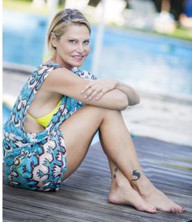 Simona Ventura feet photo thumbnail