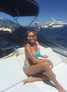 Simona Ventura feet photo thumbnail