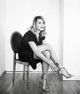 Simona Ventura feet photo thumbnail