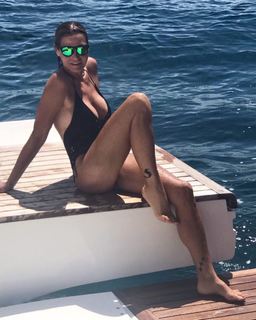 Simona Ventura feet photo thumbnail