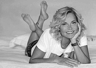 Simona Ventura feet photo thumbnail