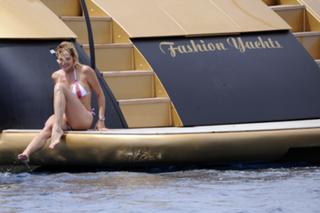 Simona Ventura feet photo thumbnail