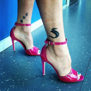 Simona Ventura feet photo thumbnail