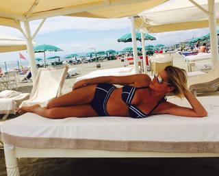 Simona Ventura feet photo thumbnail