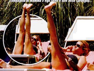 Simona Ventura feet photo thumbnail