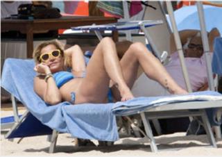 Simona Ventura feet photo thumbnail