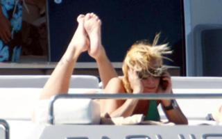 Simona Ventura feet photo thumbnail