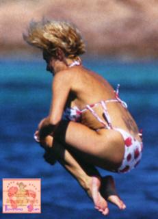 Simona Ventura feet photo thumbnail