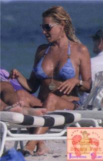 Simona Ventura feet photo thumbnail