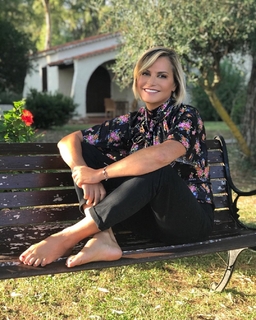 Simona Ventura feet photo thumbnail