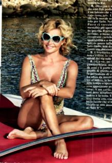 Simona Ventura feet photo thumbnail