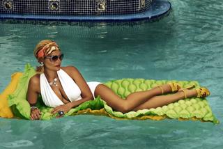 Simona Ventura feet photo thumbnail