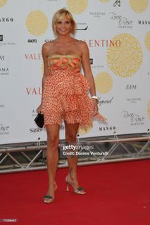 Simona Ventura feet photo thumbnail