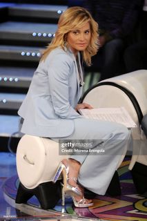 Simona Ventura feet photo thumbnail