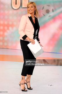 Simona Ventura feet photo thumbnail