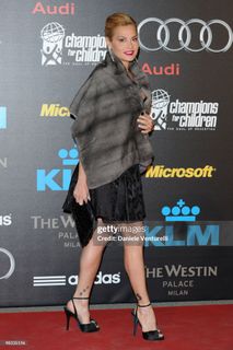 Simona Ventura feet photo thumbnail