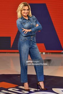 Simona Ventura feet photo thumbnail