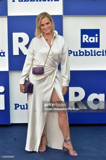 Simona Ventura feet photo thumbnail