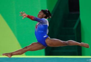 Simone Biles feet photo thumbnail