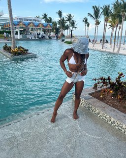 Simone Biles feet photo thumbnail