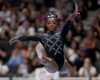 Simone Biles feet photo thumbnail