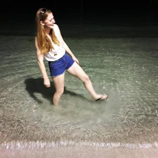 Simone Giertz feet photo 1