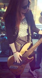 Simone Simons feet photo thumbnail