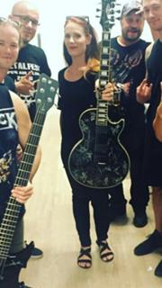 Simone Simons feet photo thumbnail