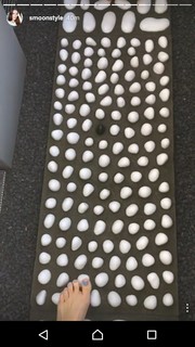 Simone Simons feet photo thumbnail