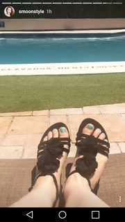 Simone Simons feet photo thumbnail